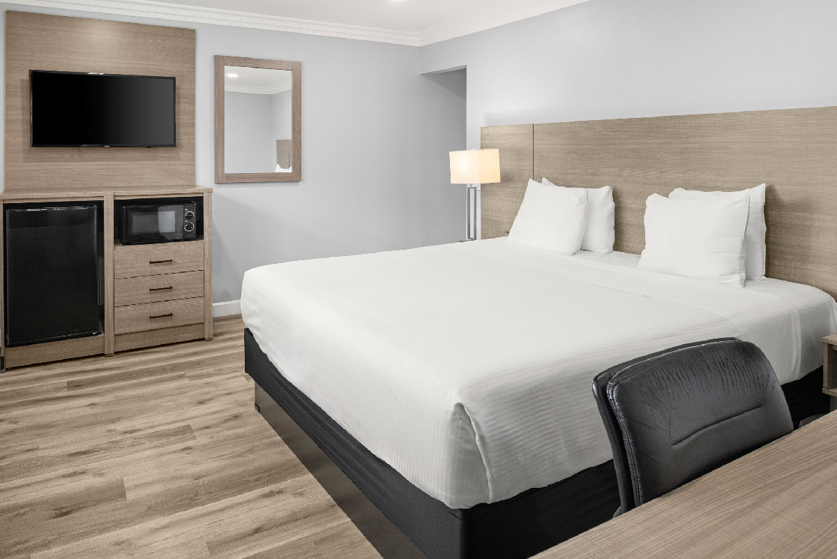 2BR Suite: 1 King ea.