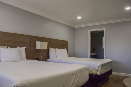 Lone Oak Lodge - King Suite Two Beds