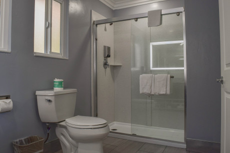Lone Oak Lodge - Bathroom