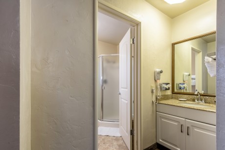 Lone Oak Lodge - Guest Bathroom