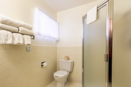 Lone Oak Lodge - Bathroom