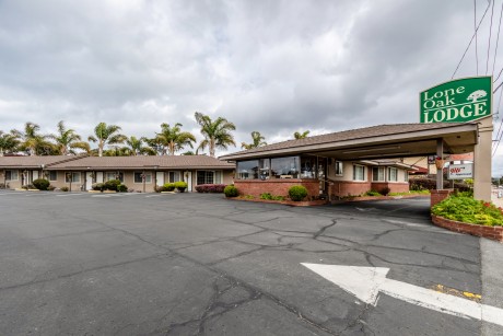 Lone Oak Lodge - Exterior Parking