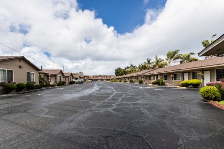 Lone Oak Lodge - Parking Lot